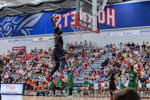 A Harlem Globetrotters player throws down a slam dunk during an event at 十大正规博彩网站评级博彩平台推荐大学 in 2021